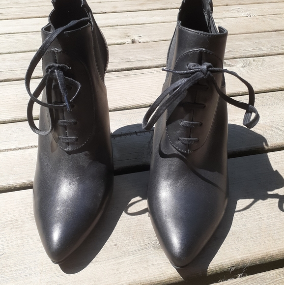 Black laced leather ankle booties - Picture 2 of 7